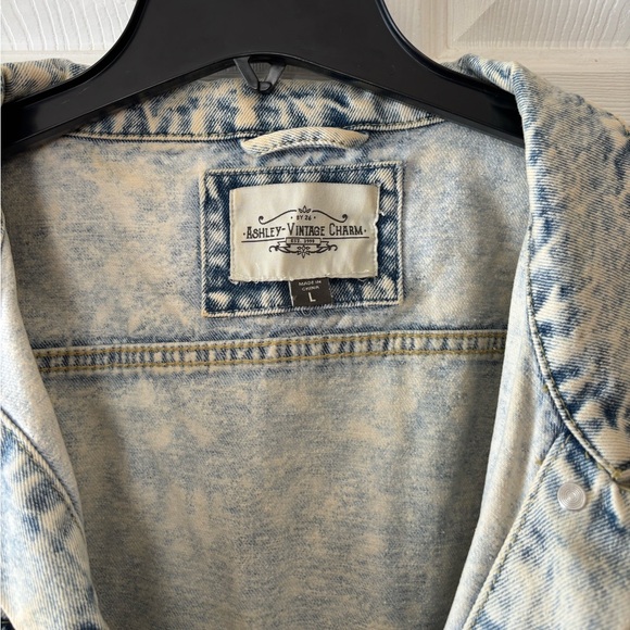 Ashley Vintage Charm Acid Wash Oversized Denim Jacket Size Large - Picture 3 of 6
